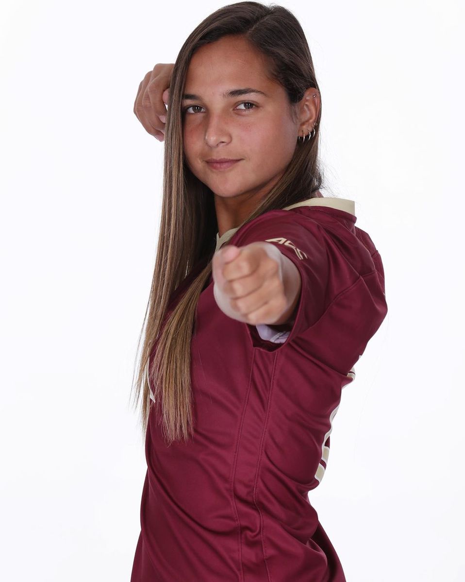 Ella es Deyna Castellanos, una talentosa y bellísima futbolista que es orgullosamente latina.