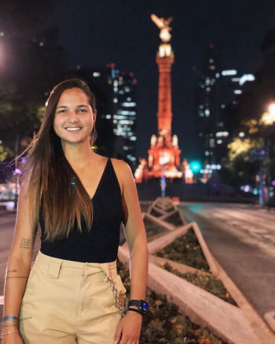 Ella es Deyna Castellanos, una talentosa y bellísima futbolista que es orgullosamente latina.