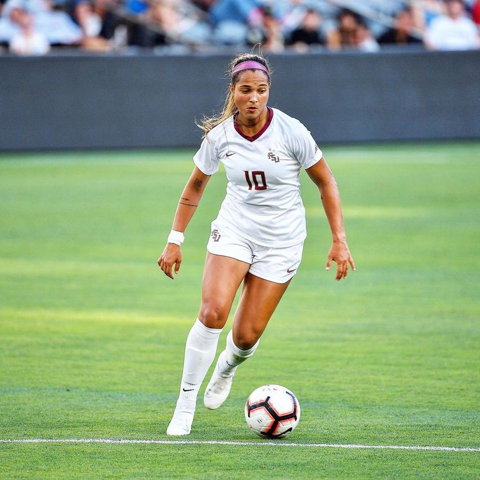 Ella es Deyna Castellanos, una talentosa y bellísima futbolista que es orgullosamente latina.