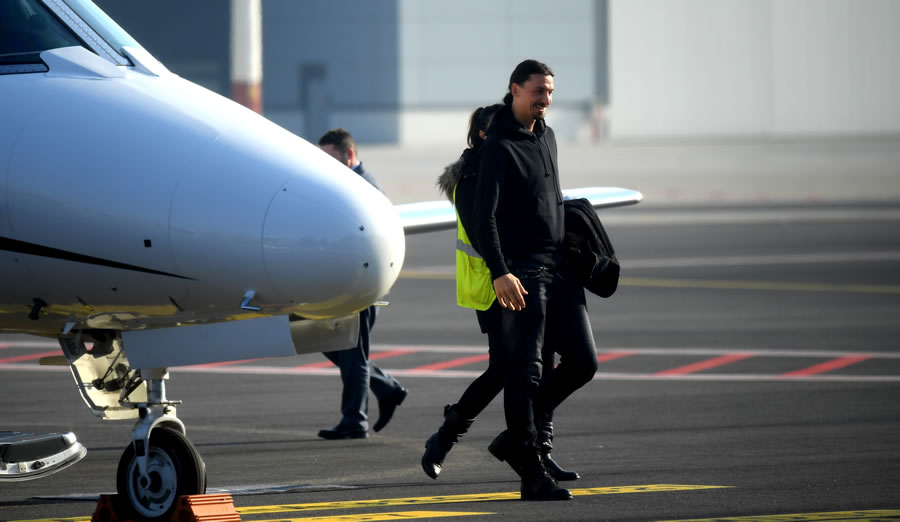 Zlatan llegó en un vuelo privado a Italia. (Foto: AFP)