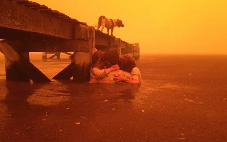 Familias se resguardan dentro del mar. (AP)