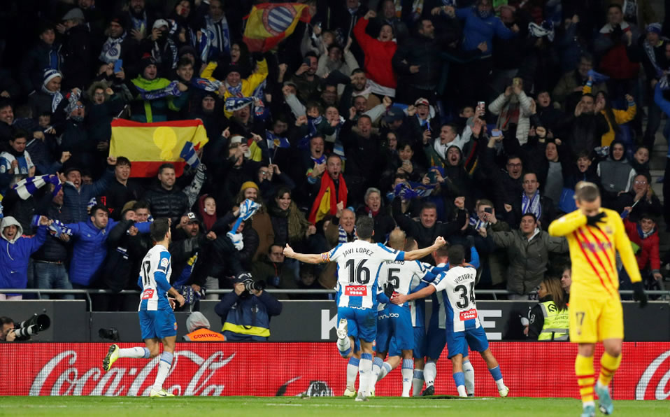 Fue un partido de volteretas en el derbi catalán. (Reuters)