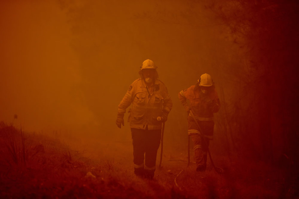 fuertes vientos avivan los cientos de incendios forestales que devoran el país desde hace cuatro meses.