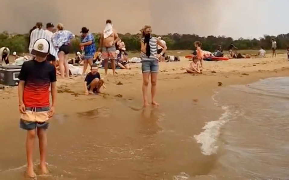 Las imágenes de familias metiéndose en el mar para ponerse a salvo causaron conmoción.
