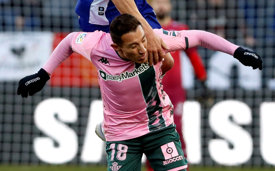 Andrés Guardado, molesto por la falta de contundencia del Betis (EFE)