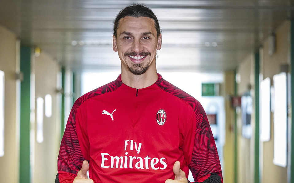 El delantero usará el dorsal 21 con los Rossoneri. (AP)