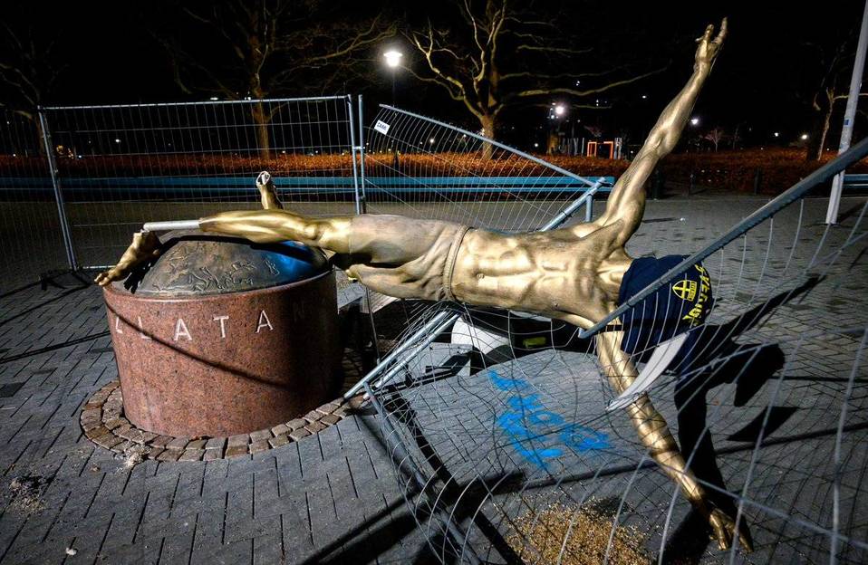 La estatua de Zlatan había sido inaugurada en octubre del 2019. (AFP)