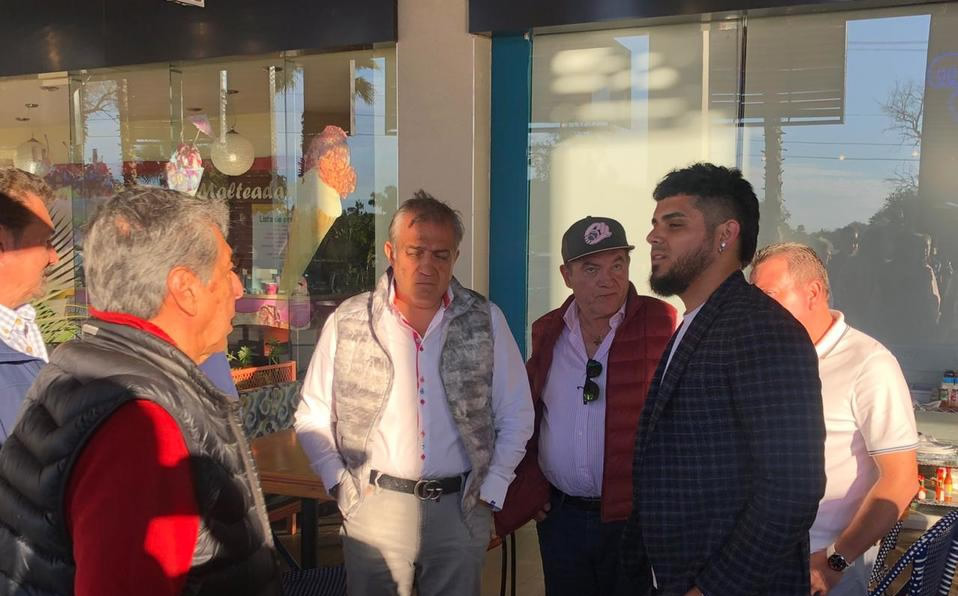Osuna se reunió con la directiva de Jalisco en Los Mochis. (Foto: @LaAfición)