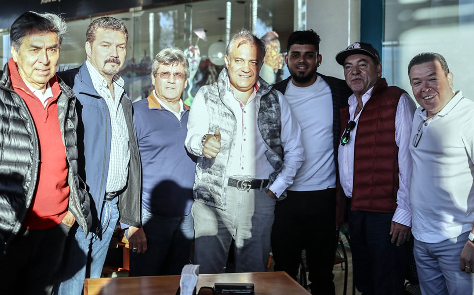 Roberto Osuna junto a los directivos de Charros.(@CharrosBeisbol)