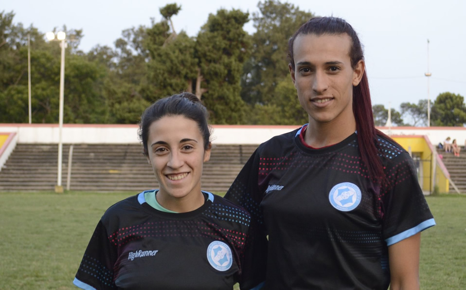 Mara Gomez (der.), nueva jugadora de Villa San Carlos. (Foto: @vscffem)