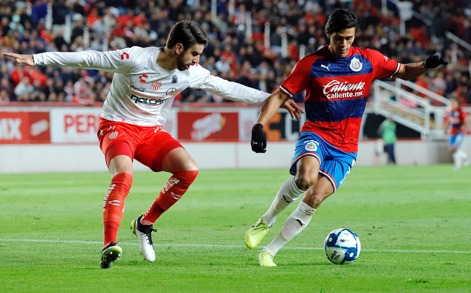 Rodrigo Noya y José Juan Macías en el juego de pretemporada entre Necaxa y Chivas. (Imago7)