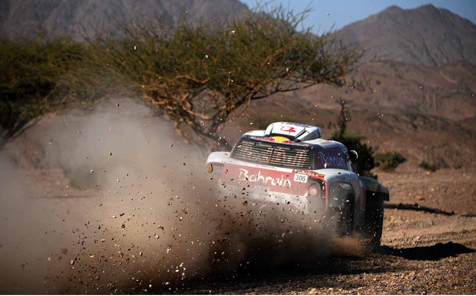 Sainz sobre las dunas de Arabia. (AFP)
