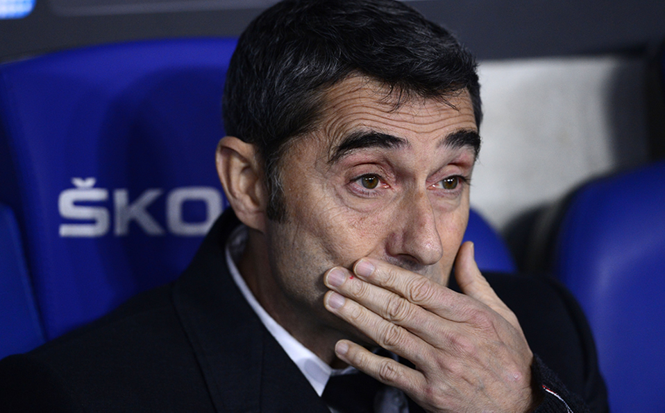 Ernesto Valverde y Sergio Busquets llegaron con una hora de retraso (AFP)