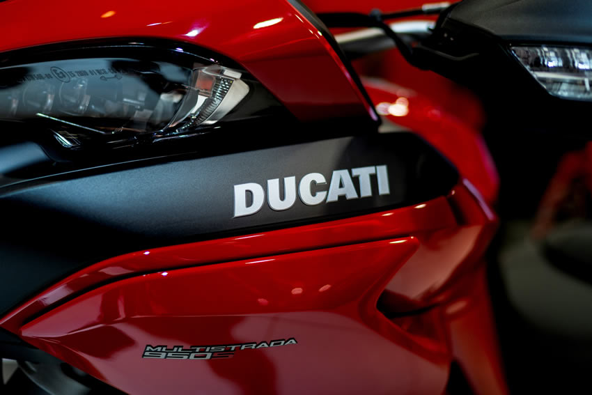 Esta Ducati en untono rojo quemado. Foto: AFP