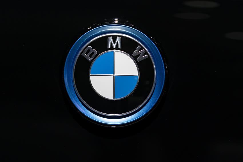 El logo de BMW luciendo en Bruselas. Foto: AFP