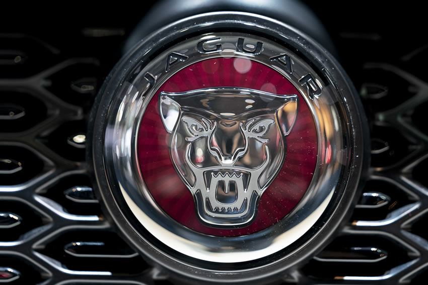 El logo de Jaguar en el Brussel Motor Show. Foto: AFP