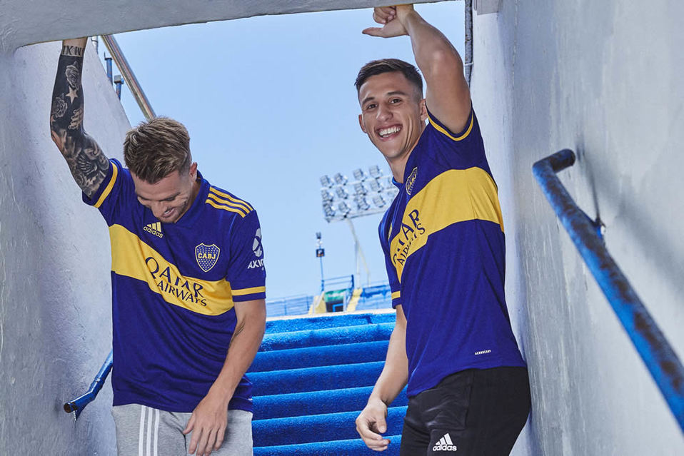 Las tres franjas de adidas sobre los hombros y el cuello redondo son de color azul