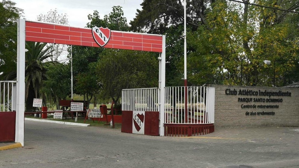 10 de los 16 casos confirmados vivían en el hostal de Independiente. (Foto: AFP)