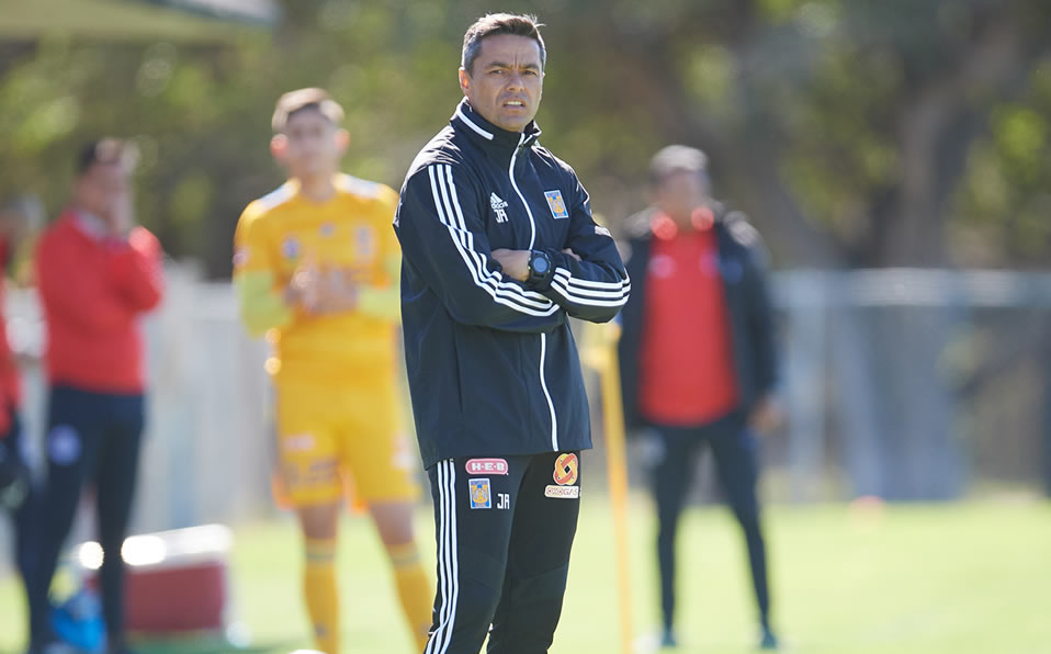 El exjugador hizo su debut como técnico. (@TigresOficial)