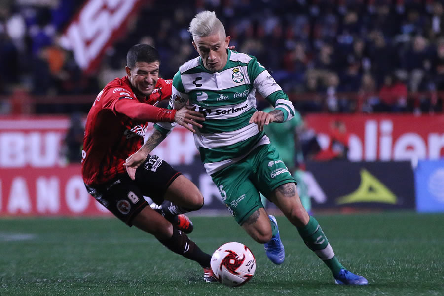 Brian Lozano intenta quitarse la marca de un rival. FOTO: Imago7.