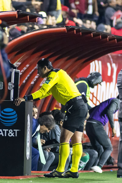 El silbante tuvo que recurrir al VAR para validar una pena máxima a favor de Xolos. FOTO: Imago7.