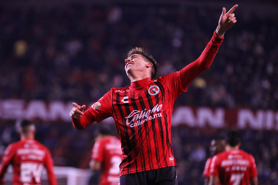 Mauro Lainez festeja el gol del triunfo para su equipo. FOTO: Imago7.