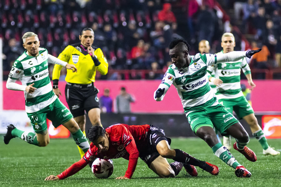 La pelea por el esférico fue férrea. FOTO: Imago7