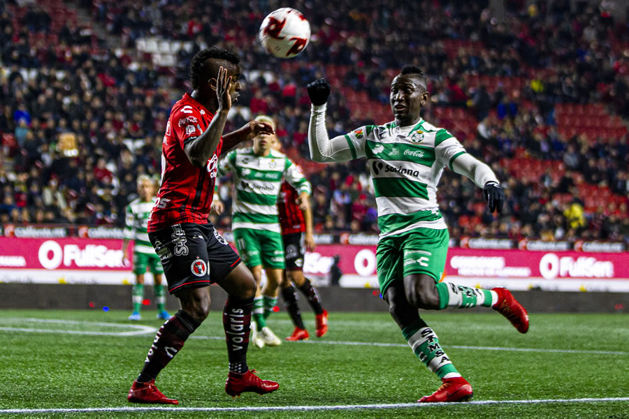 Bolaños intenta quedarse con el esférico. FOTO: Imago7.