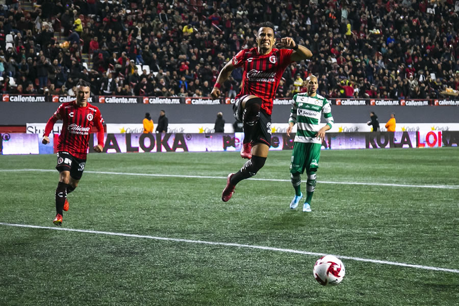 El brasileño Camilo Sanvezzo brinca para celebrar su gol de penalti ante Santos. FOTO: Imago7.