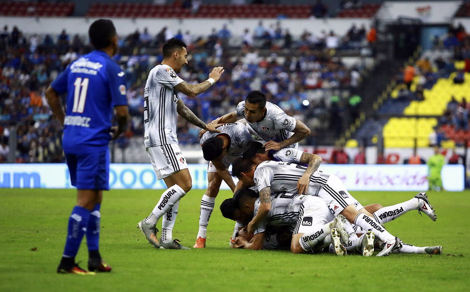 Los jugadores del conjunto tapatío celebran el gol del triunfo. (Foto: Imago7)