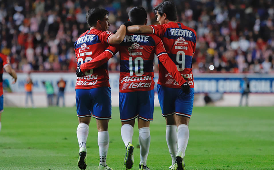Macías (D) y Chofis López (C), parte de la artillería de las Chivas para el C2020. Foto: Imago7