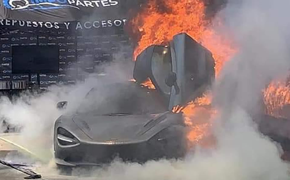 Momentos donde el McLaren se incendia en la Feria de Automóviles en Chile. Foto: Twitter @GuillermoVilug2