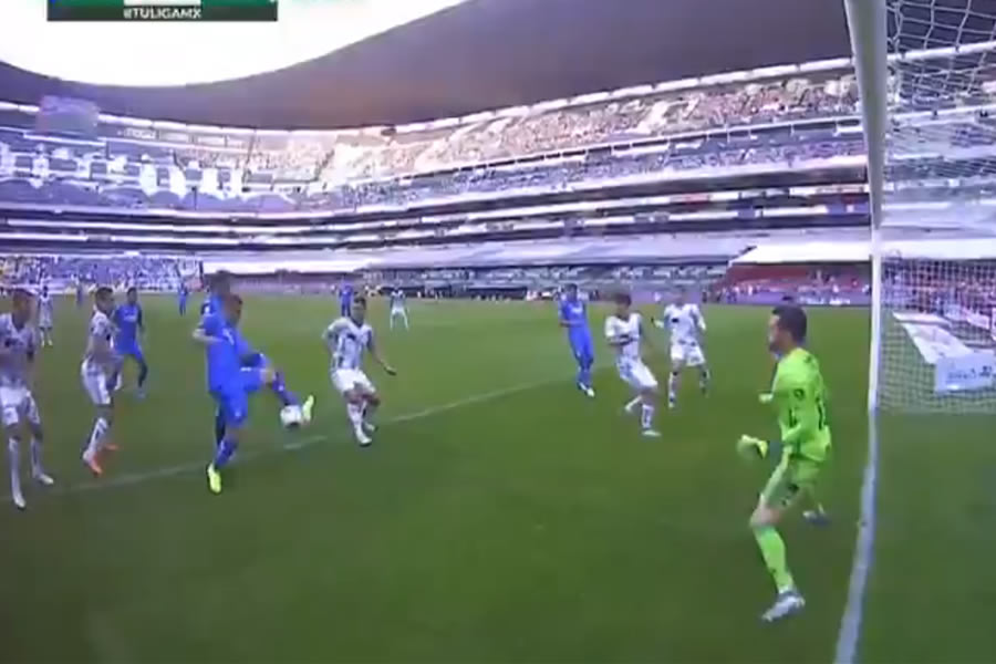 Pablo Aguilar pudo convertir el 2-0 parcial ante Atlas, pero erró en el momento clave.