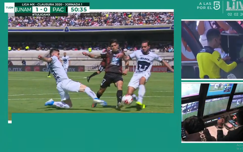 Doble penal clarísimo a favor de Pachuca, que el VAR no sanciona