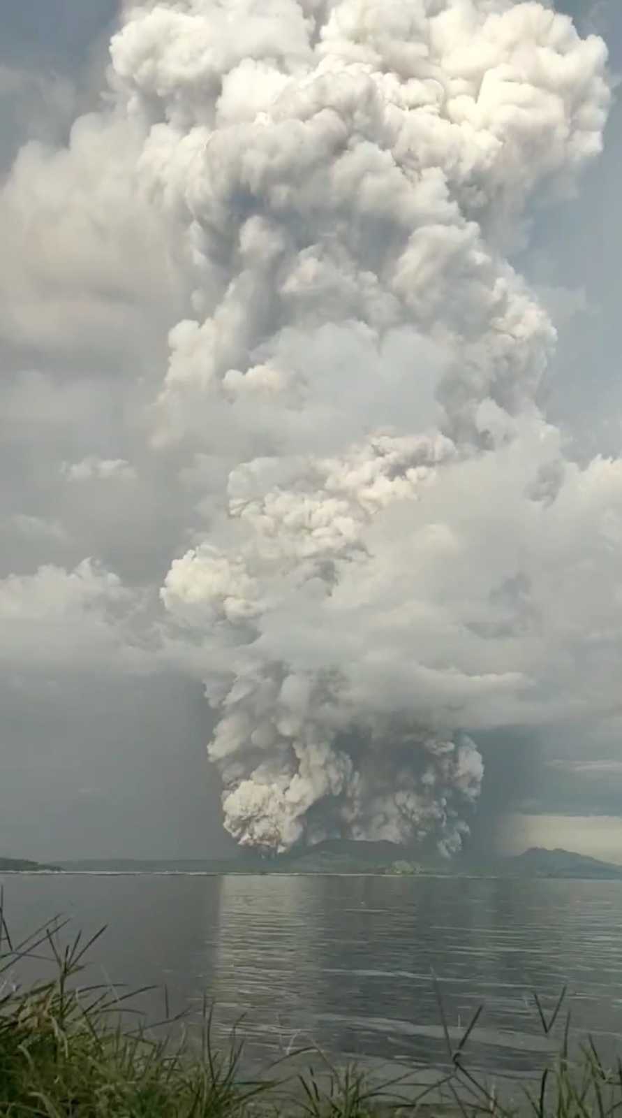 La postal del volcán Taal fue de alto impacto. FOTO: REUTERS.