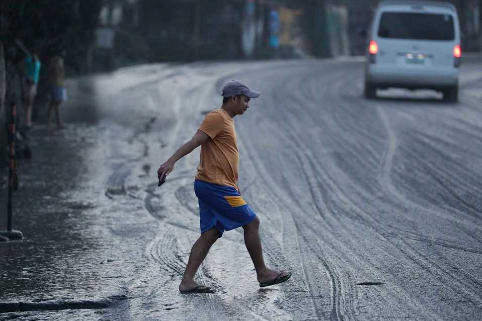 Los filipinos se mostraron incrédulos ante lo vivido este día en su país. FOTO: AP.