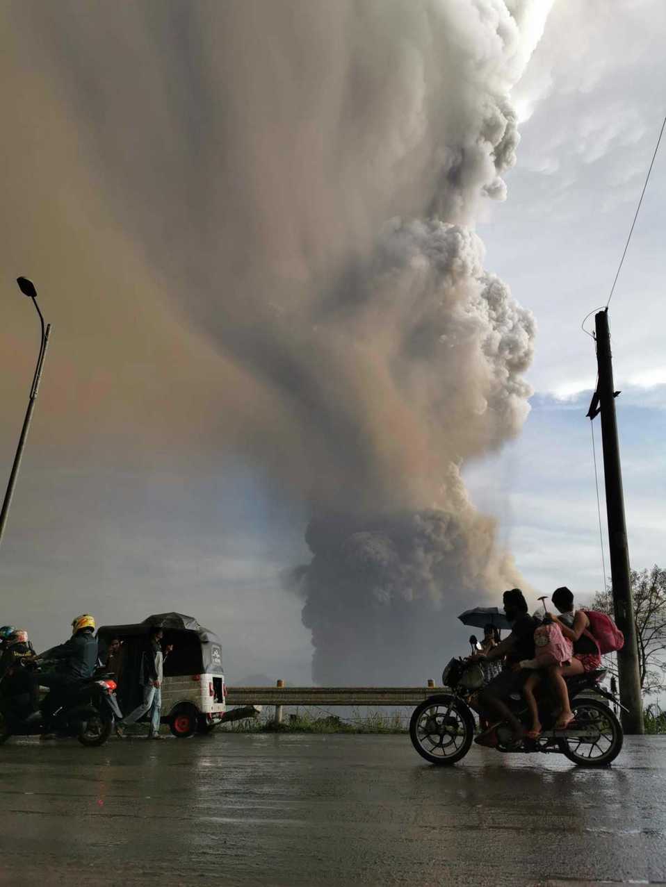 La columna de ceeniza fue impactante. FOTO: AFP.