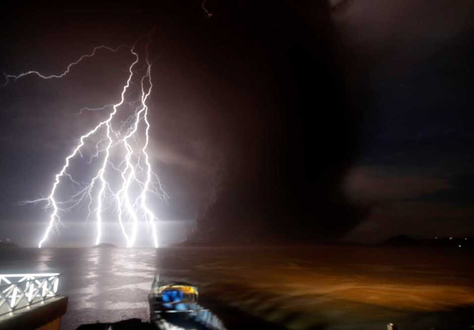 Las postales que dio la erupción del volcán en Filipinas fueron de impacto. FOTO: EFE.