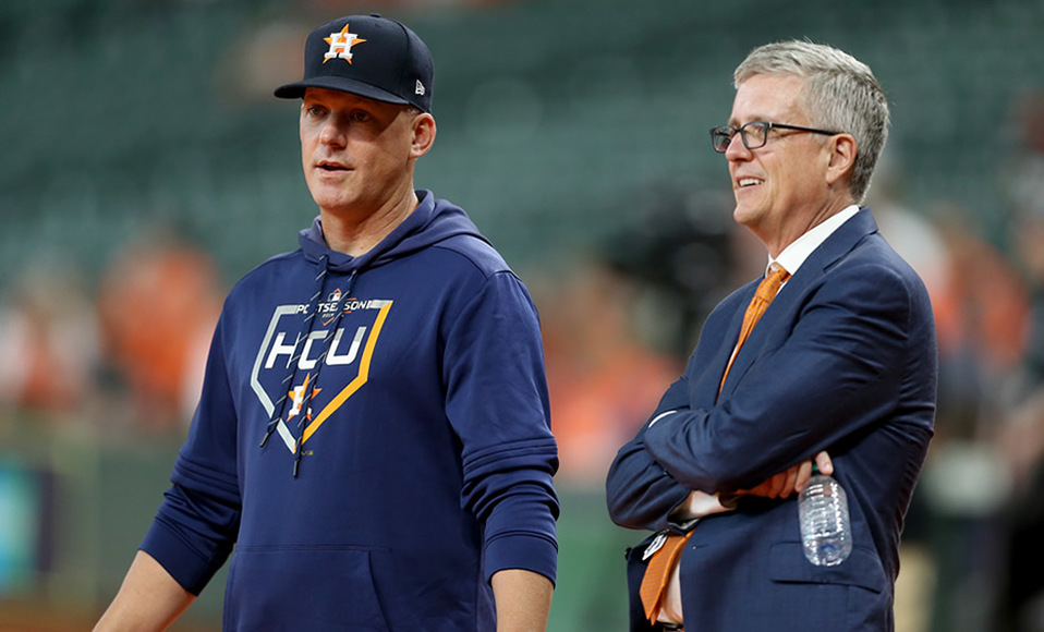 AJ Hinch y Jeff Luhnow, Manager y Gerente de Houston Astros, respectivamente. (Foto: AFP)