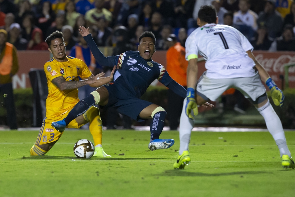 Carlos Salcedo provocando el penal en Cuartos de Final del Apertura 2019 contra América. (@Mexsport)