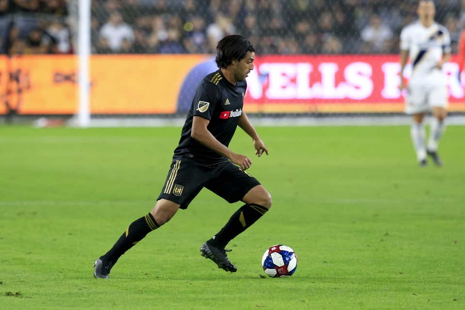Carlos Vela podría enfrentarse a su "gemelo haitiano" en la MLS. (@Mexsport)