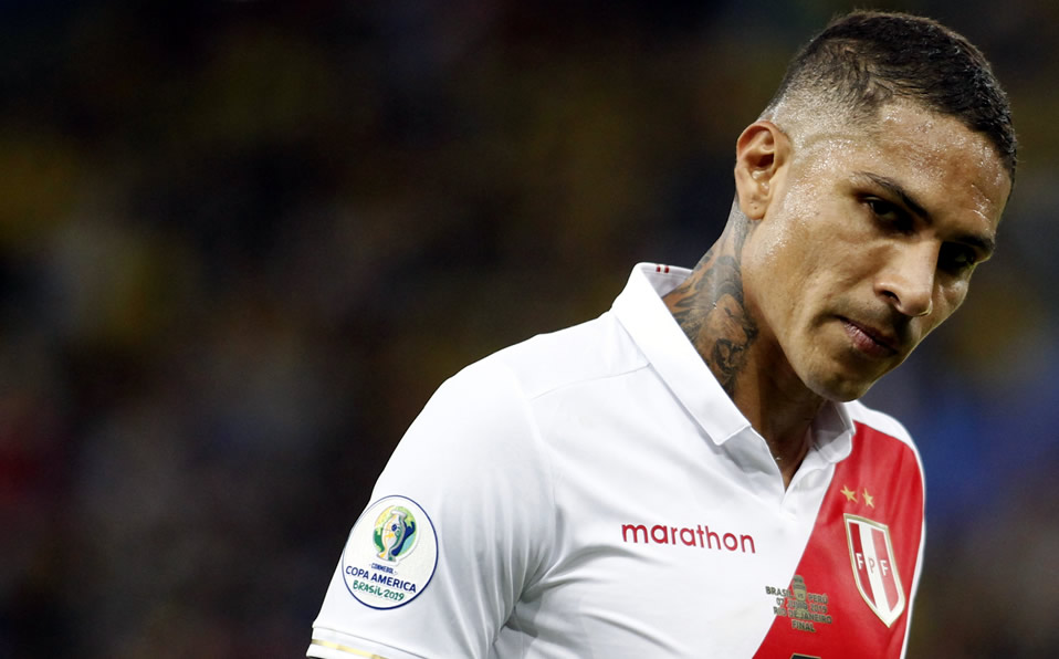 El delantero Paolo Guerrero fue suspendido 14 meses tras dar positivo por cocaína. El peruano interpuso un recurso para poder jugar el Mundial 2018. (