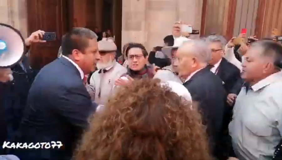Duros momentos vivió el mandamás de La Máquina, cuando a su arribo a Palacio Nacional fue interceptado por manifestantes de la cementera.