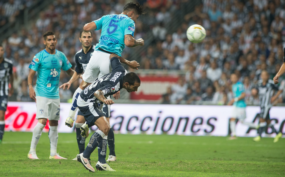 Édgar Castillo no saltó y le dejó el camino libre a Guzmán para rematar a gol. (Foto: Mexsport)