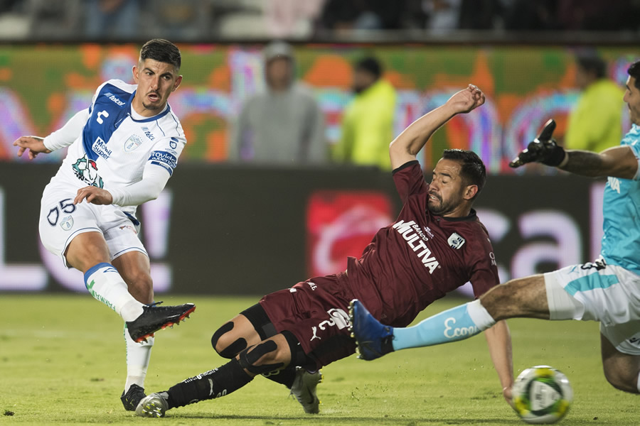 Víctor Guzmán ante los Gallos. (Foto: Mexsport)