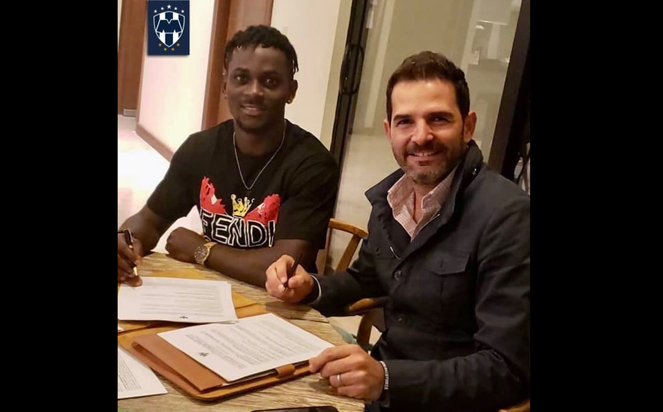 Aké Loba durante la firma de contrato. (Foto: @Rayados)
