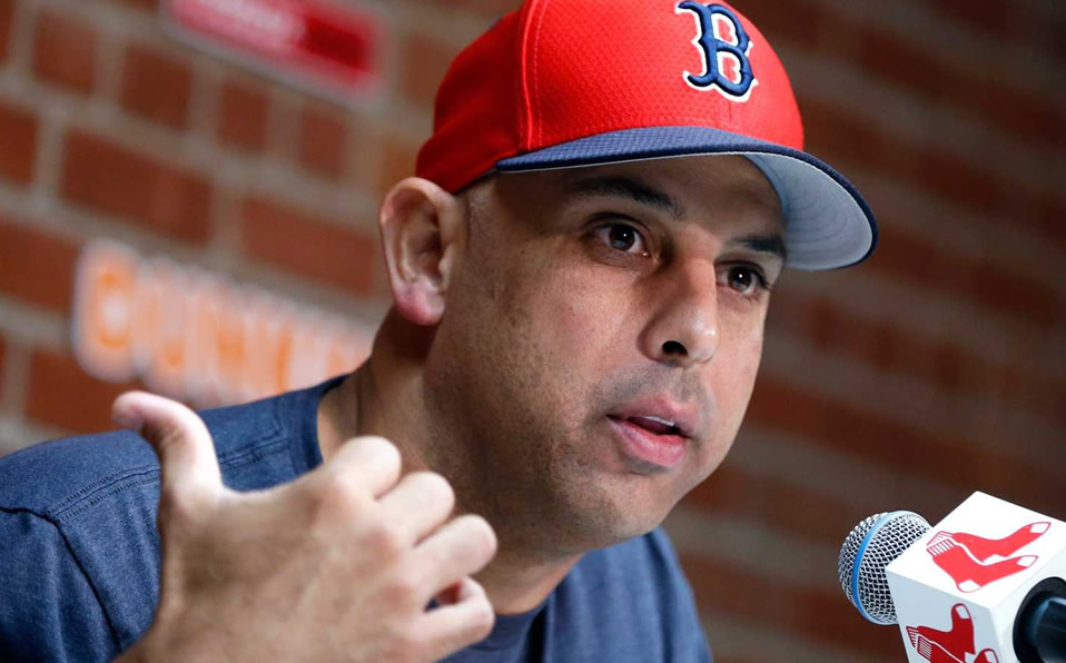 Alex Cora estuvo dos años como manager de los Red Sox. (AP)