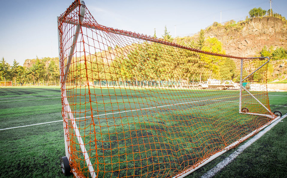 La cantera también cuenta con una cancha sintética en la que a veces entrenan los equipos juveniles.