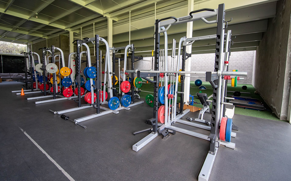 El gimnasio del primer equipo está ubicado junto a la cancha de entrenamiento.