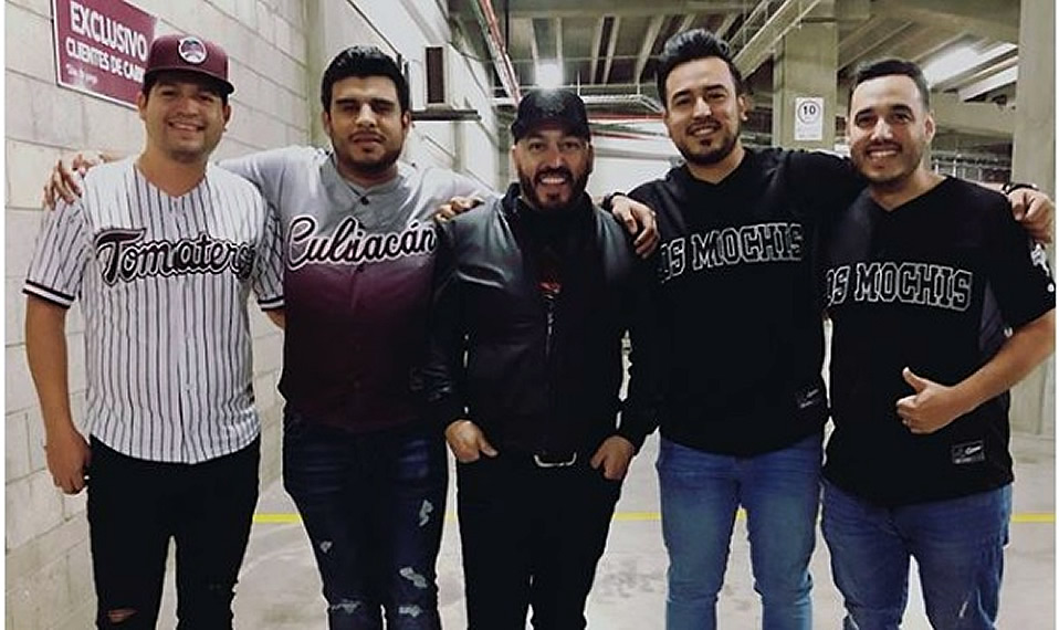 Así trolearon a Lupillo Rivera con Belinda, en el Estadio de Tomateros